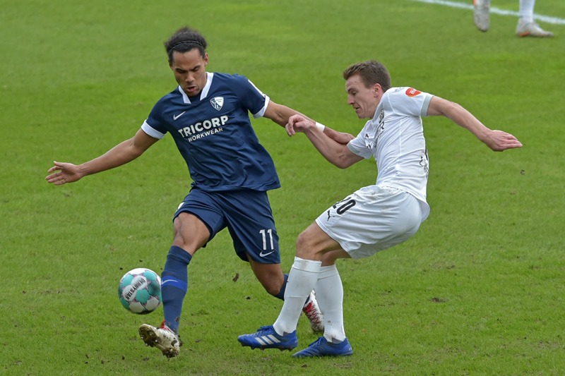 Zweikampf zwischen Sandhausens Taffertshofer (re.) und Bochums Bockhorn