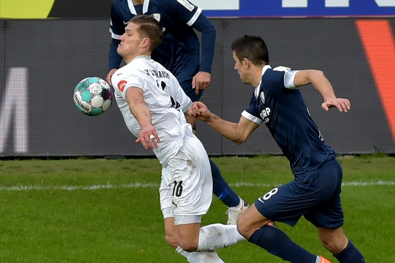 Behrens (li.) setzt sich gegen den Bochumer Losilla durch