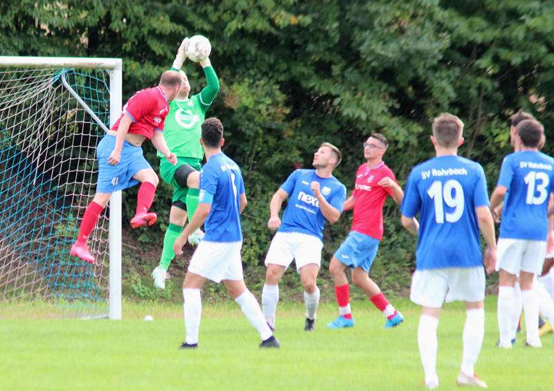 SVR-Keeper Nico Romig fängt sicher den Ball. Beim Gegner TSV Obergimpern steigt für den SVR das diesjährige Saisonfinale.