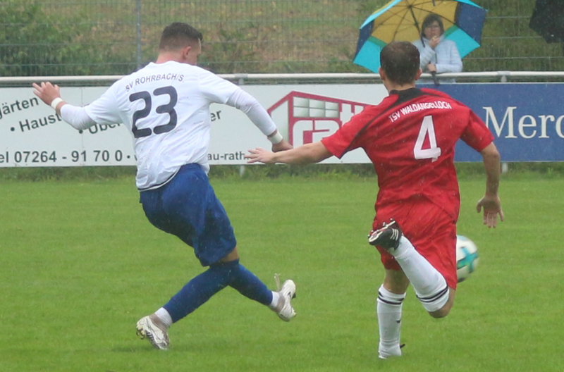 Bauer (li.) spielt steil in die Spitze