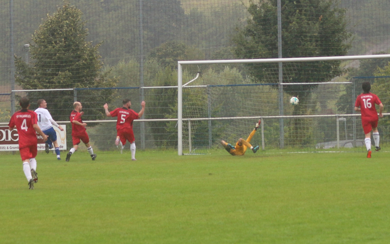 Romig (2. v.l.) erhöht auf 2:0
