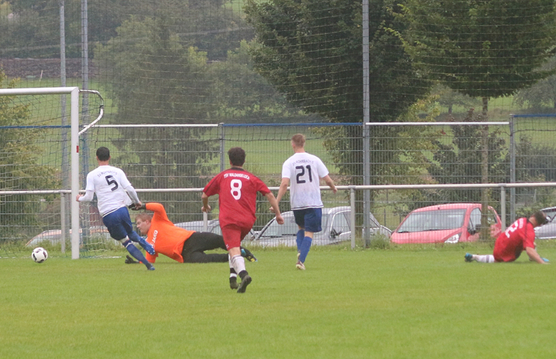 Hohmann (re.) trifft kurz vor dem Abpfiff aus spitzem Winkel zum 3:3-Endstand