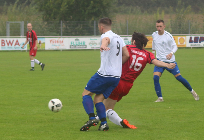 Vogt (li.) im Zweikampf