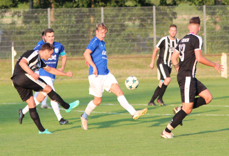 Karolus beim Torschuss