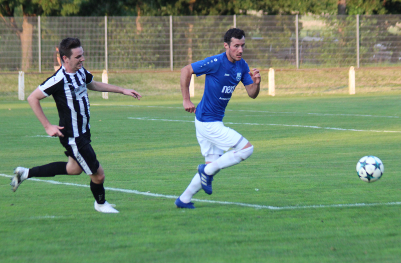 Brecht (re.) erläuft einen Steilpass des Gegners