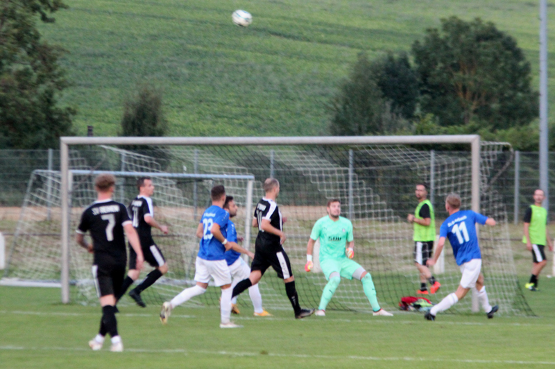 Romig (re.) scheitert am Pfosten