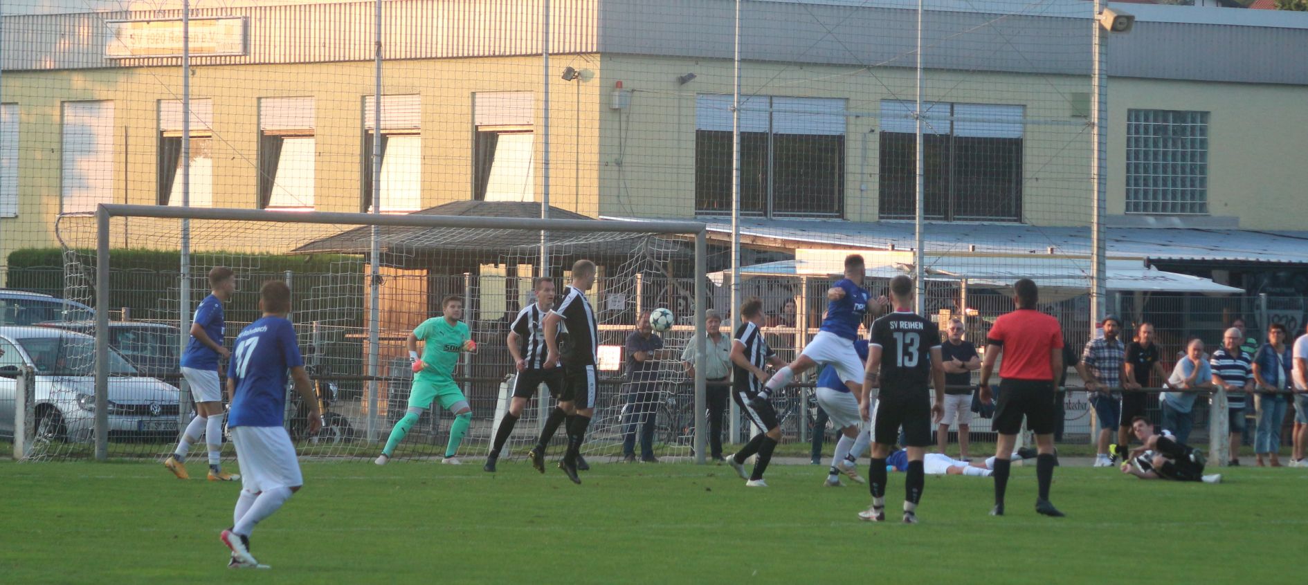 Roth scheitert am Pfosten