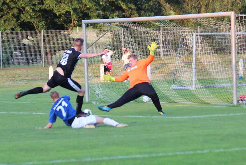 Keil erzielt Sekunden vor dem Pausenpfiff das 2:1 für Reihen