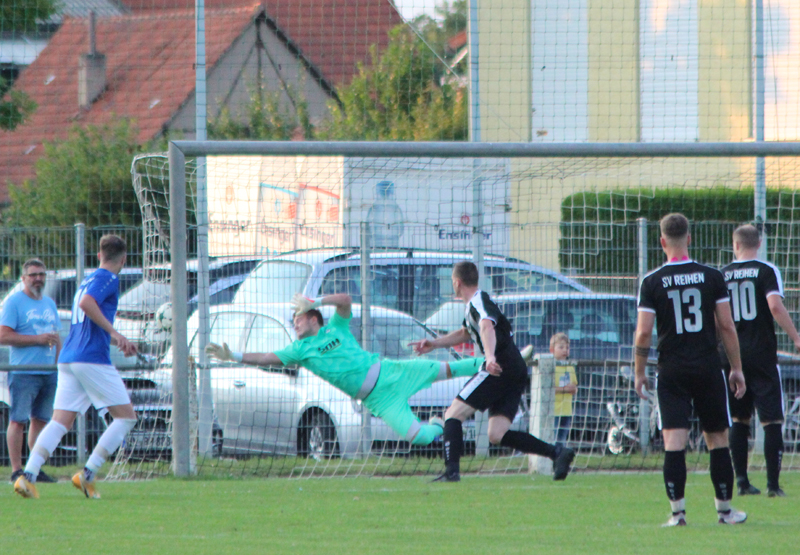 Der 1:1-Ausgleich durch Roth - Reihens Keeper Scholl ist machtlos