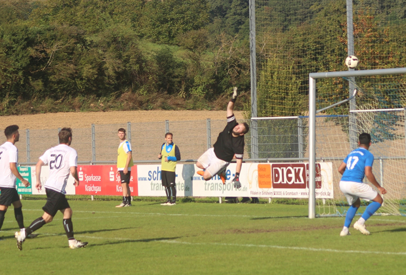 Esser lenkt den Ball übers Tor