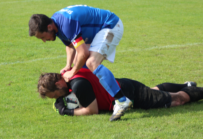 Dank von Holzwarth an SV-Keeper Wacker (2. Ma.)