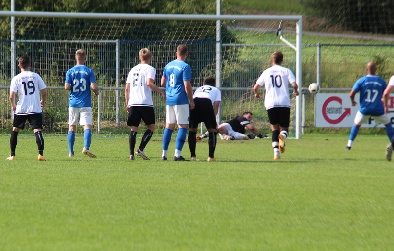 Torhüter Simon Esser pariert den Strafstoß von Bad Rappenaus Brown