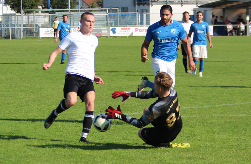 Rohrbachs Angreifer Luca Romig scheitert an VfB-Keeper Ulf Blättgen