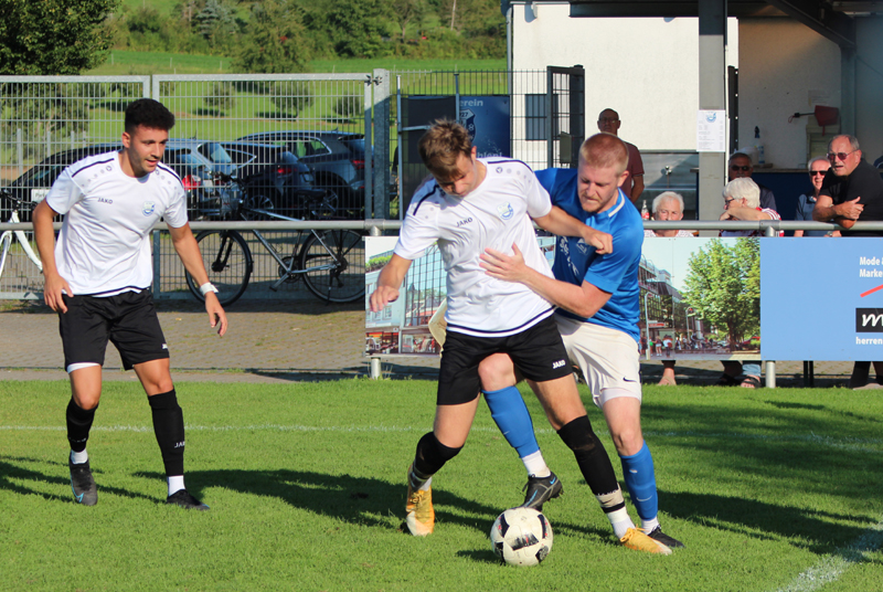 Zweikampf zwischen Rupp und Hönnige (re.)