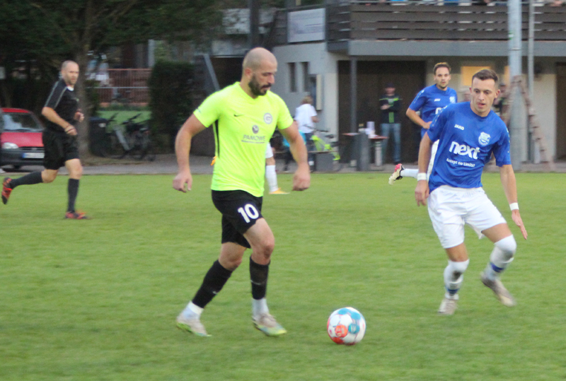 Dennis Bauer (re.) im zweikampf mit Gemmingens Muharrem Kara