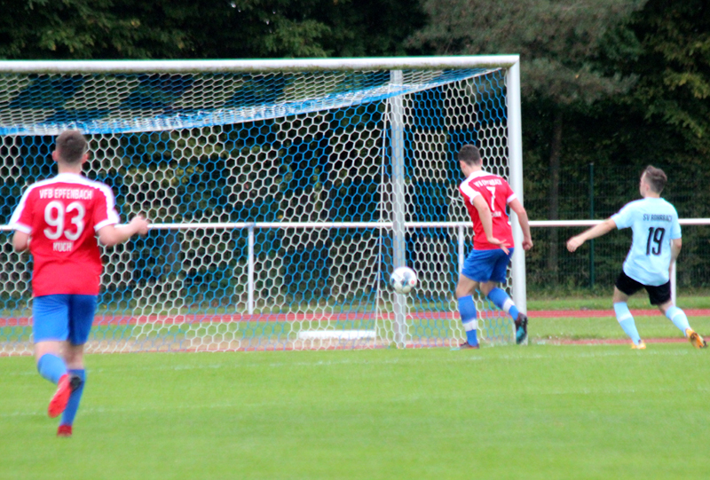 Schäfer drückt den Ball zum 3:1-Endstand über die Torlinie