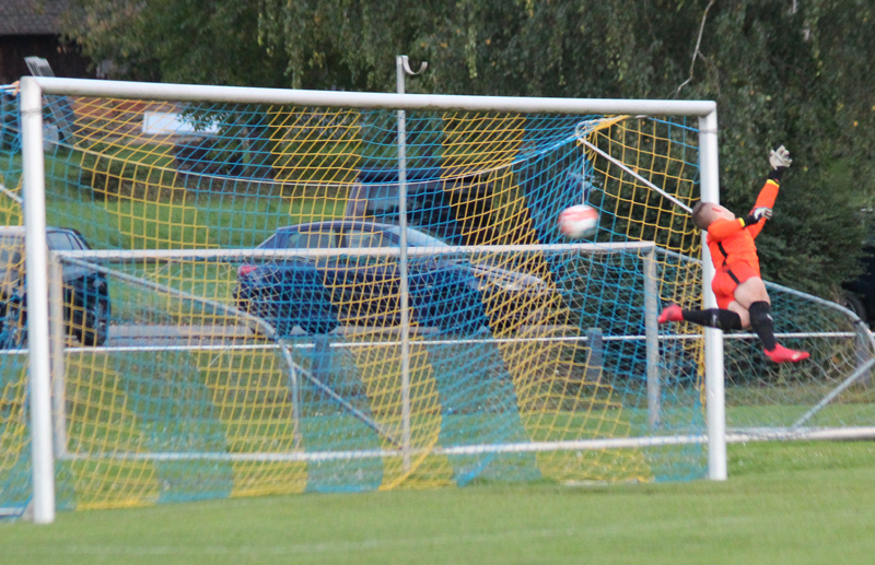 Der 1:1-Ausgleich für den SV Rohrbach/S. - Gemmingens Torhüter Florian Grosskopf ist machtlos gegen den platzierten Freistoß von Dennis Bauer