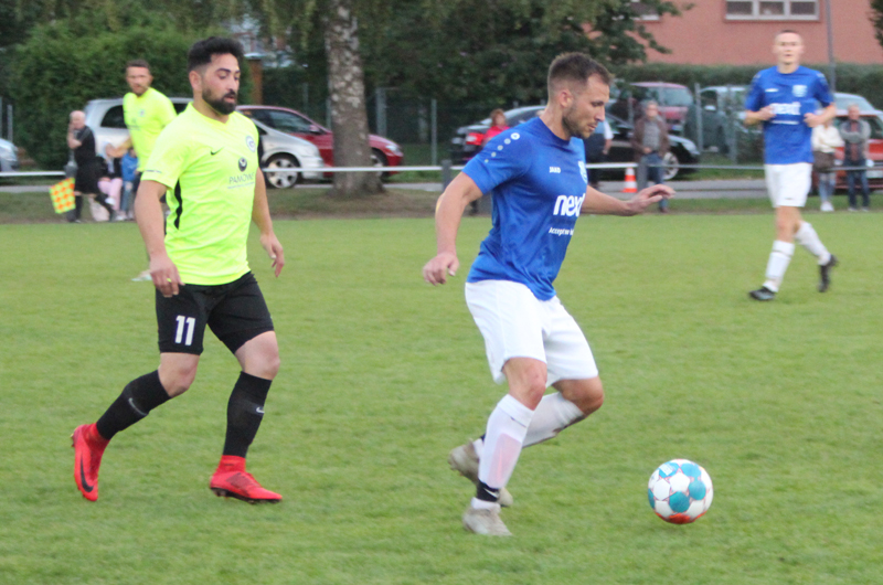 Dominic Roth (re.) - hier im Laufduell mit Gemmingens Mohammed Ali Celic - brachte den SVR 2:1 in Führung und gab die Vorlage zum 3:1-Endstand
