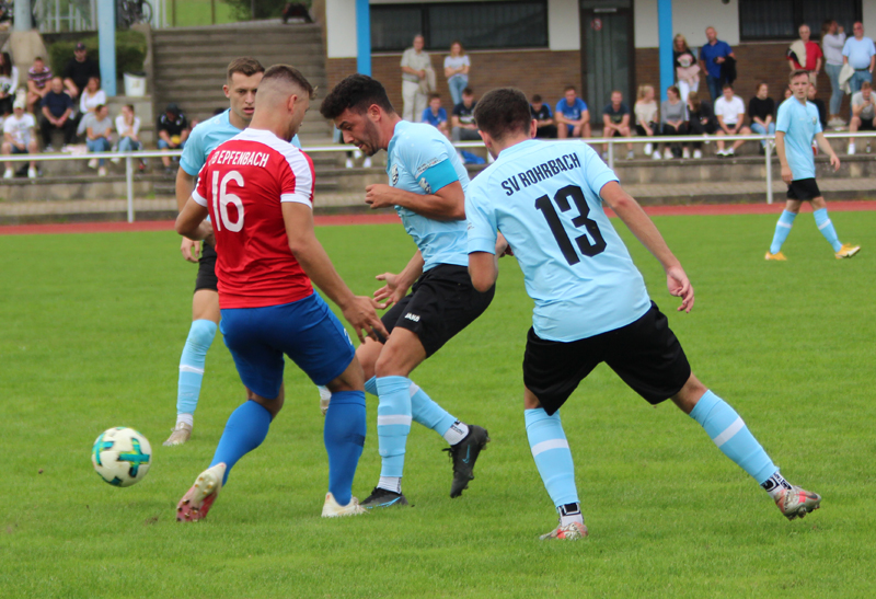 Francesca (Mitte) im Duell mit Epfenbachs Welz