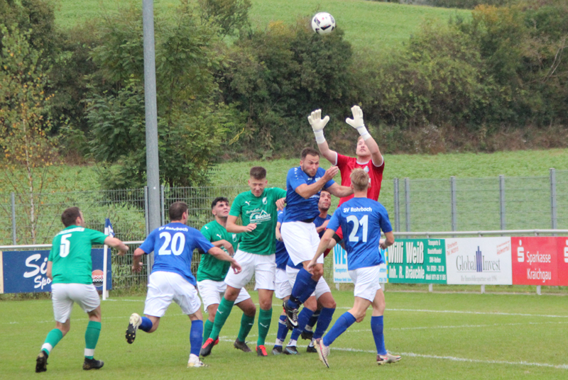 Dichtes Gedränge vor dem SVR-Tor: Torhüter Romig fängt den Ball und klärt damit die Situation.