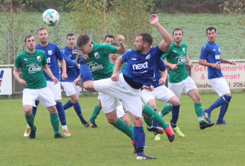 Einer von vielen Zweikämpfen in einer intensiven Kreisligapartie