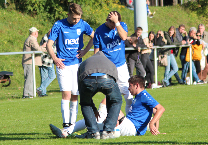 Steffen Baumgartner muss verletzt aus dem Spiel