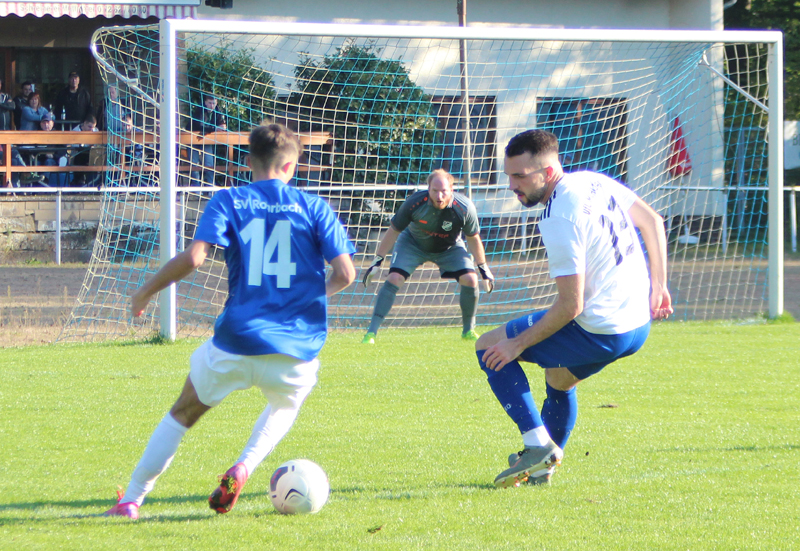 Langenbach (li.) im Zweikampf