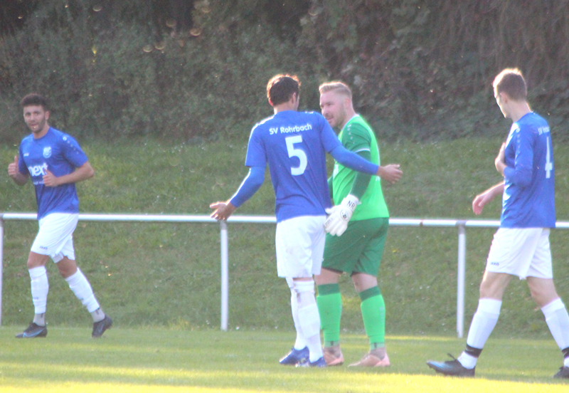 Ein Fehler in der SV-Hintermannschaft begünstigt das 2:1