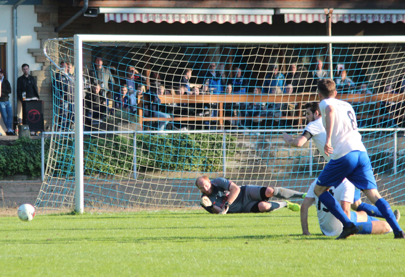VfL-Keeper Horn entschärft einen Vogt-Schuss