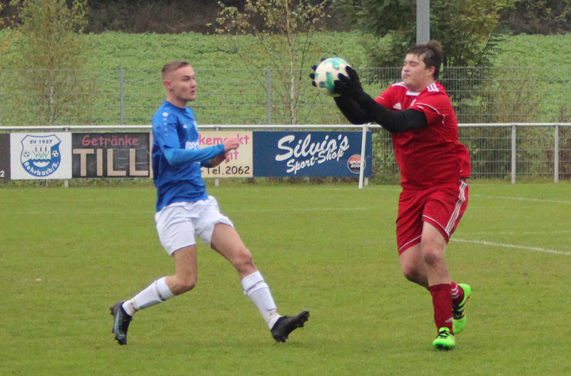 Nico Romig kommt zu spät, SG-Keeper Koch fängt den Ball