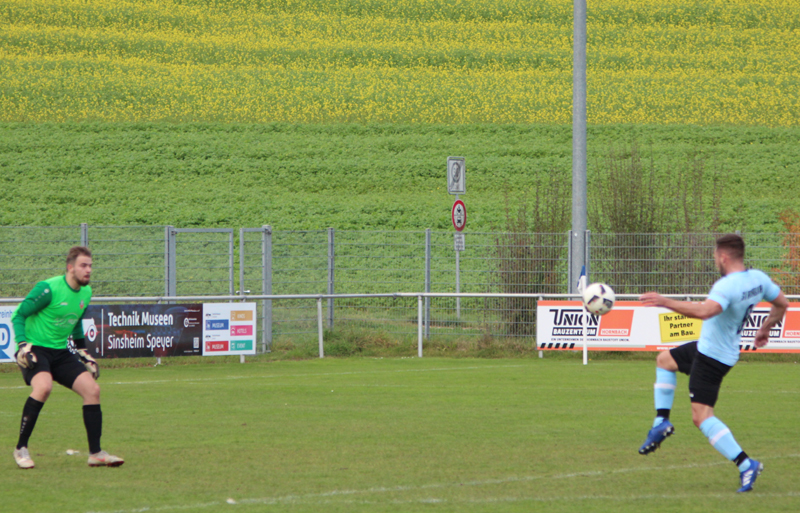 Roth lupft über den Torhüter und das Tor