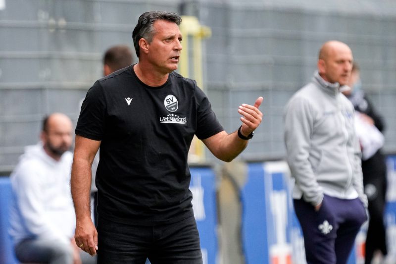 SVS-Coach Alois Schwartz gibt Anweisungen an seine Spieler