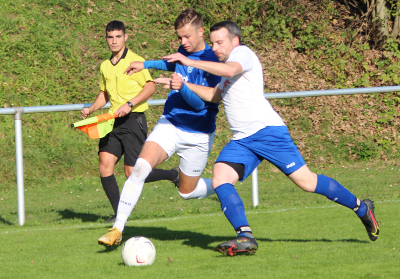 Rohrbachs Joscha Rupp versucht sich im Laufduell gegen seinen Gegenspieler durchzusetzen