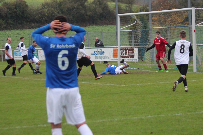 Zum Haare raufen (wie hier bei Matteo Francesca) war die Chancenverwertung beim SVR: Luca Romig (am Boden) vergibt aus kürzester Distanz.