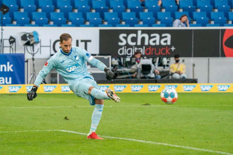 Elegante Schusshaltung von TSG-Keeper Oliver Baumann