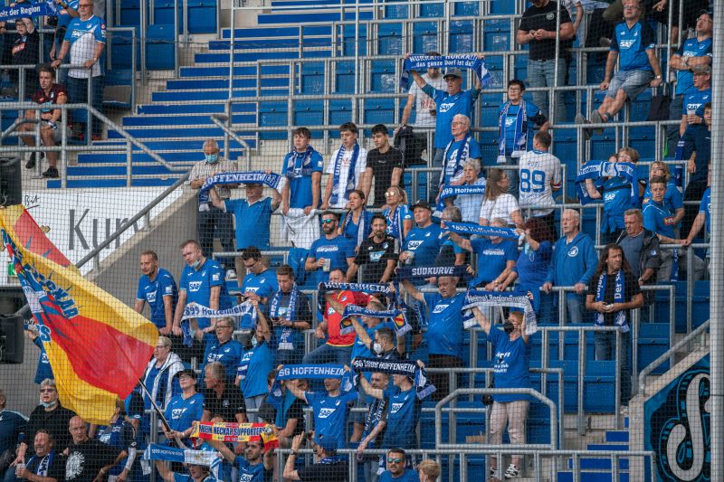 Hoffe-Fans feuern ihr Team an