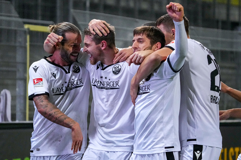 Jubel beim SV Sandhausen nach der 1:0-Führung durch Immanuel Höhn (2. v. l.)