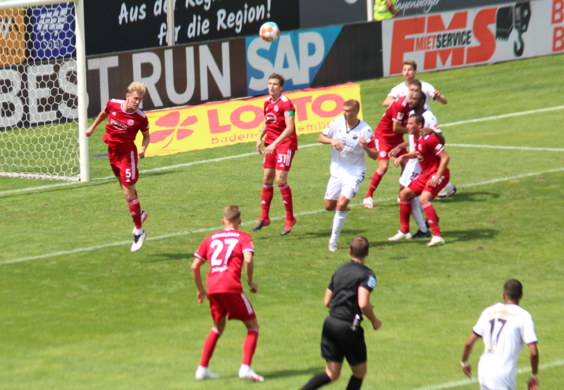 Strafraumszene aus dem Hinspiel