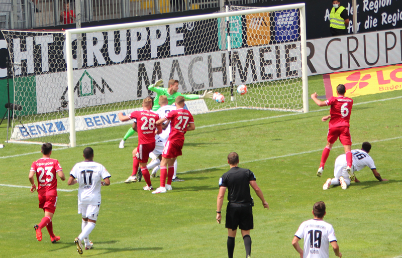 Hennings erzielt im Hinspiel die Düsseldorfer Führung