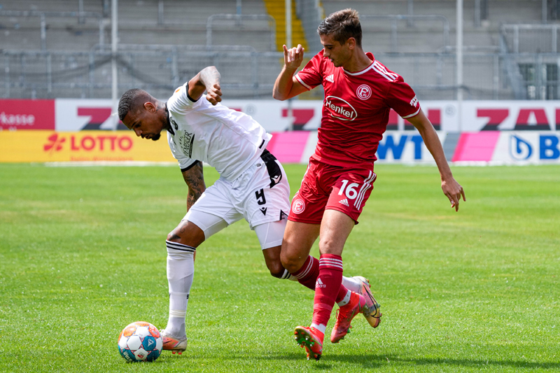 Keita- Ruel (li.) versucht sich gegen Düsseldorfs Nedelcu zu behaupten