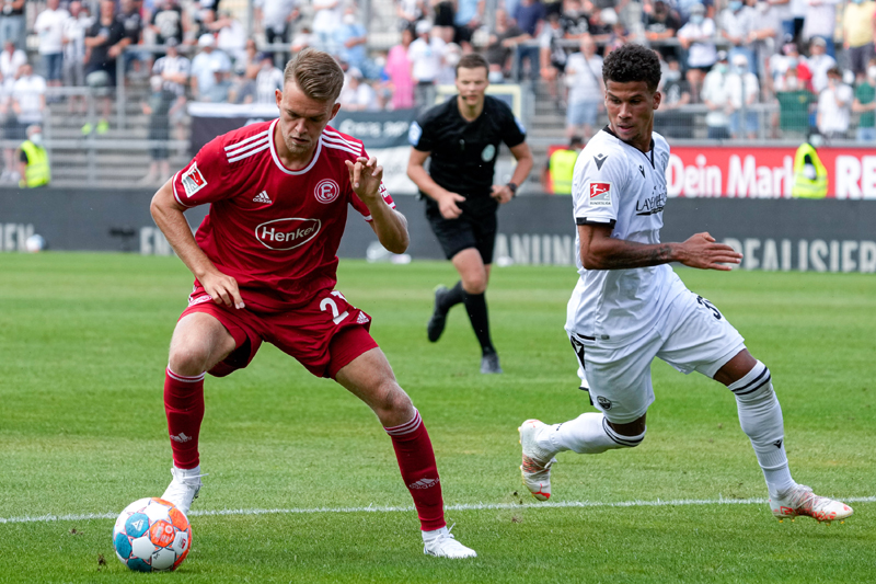 Sandhausens Okoroji (re.) hat hier das Nachsehen gegen den Düsseldorfer Shipnoski
