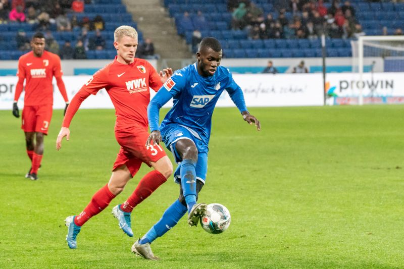 Bebou enteilt seinem Augsburger Gegenspieler