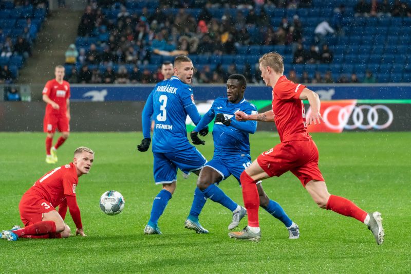 Intensiver Zweikampf um den Ball. Hoffenheims Samassekou (2. v. r.) scheint hier als erster am Ball zu sein.