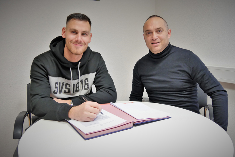 Mikayil Kabaca (Sportlicher Leiter) präsentiert den zweiten Neuzugang Dario Dumic (li.)