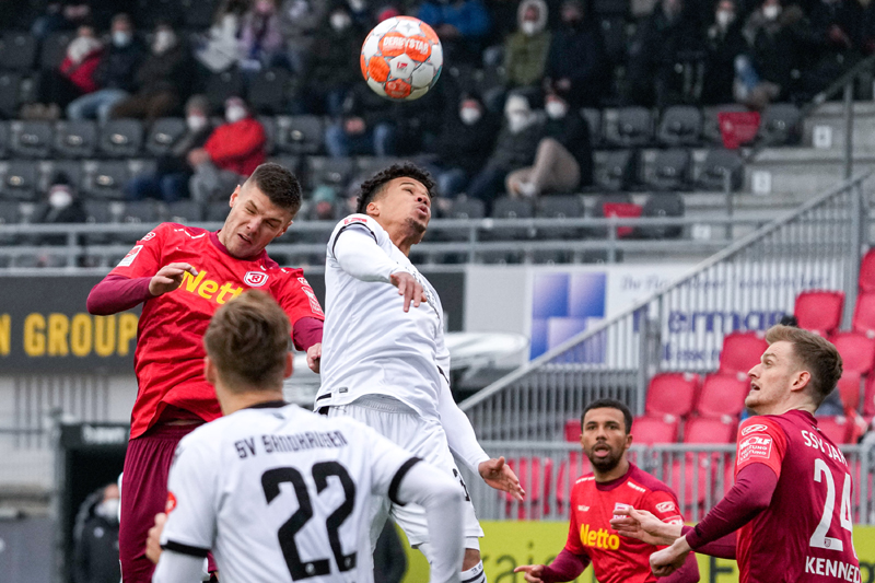 Kopfballduell zwischen Sandhausens Okovoji (Mitte) und Wekesser (li.)