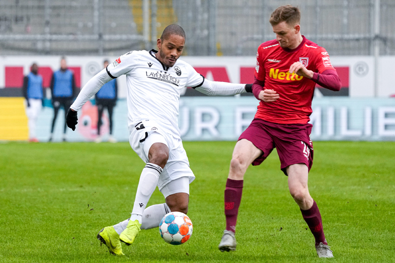 Sandhausens Benschop (li.) im Duell mit Regensburgs Kennedy