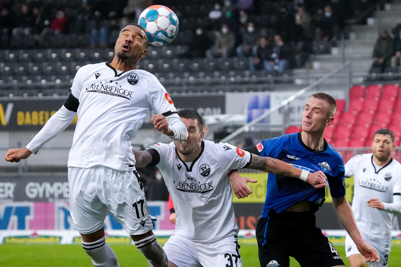 Zenga (li.) steigt beim Kopfball am höchsten - dahinter lauert SVS-Stürmer Testroet (2. v.l.)