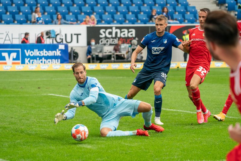 TSG- Keeper Oliver Baumann greift sich das Leder vor dem Berliner Angreifer