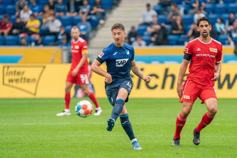 Hoffenheims Stiller (li.) bei der Spielöffnung