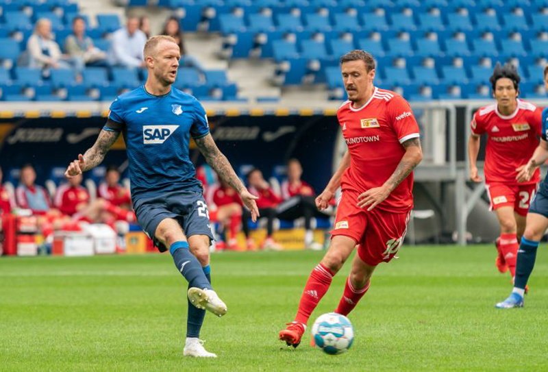 Vogt (li.) im Duell mit Berlins Kruse